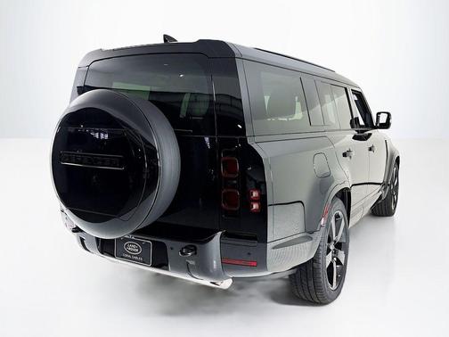 2025 Land Rover Defender P400 X-Dynamic SE