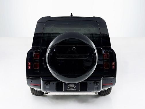 2025 Land Rover Defender P400 X-Dynamic SE