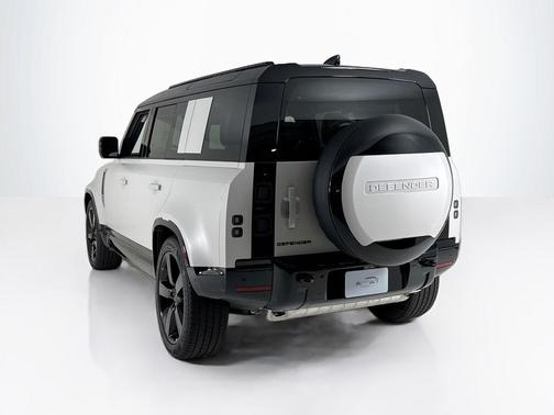 2026 Land Rover Defender 110 X-Dynamic SE