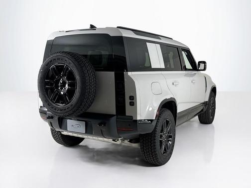 2026 Land Rover Defender 110 X-Dynamic SE