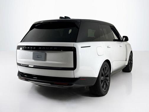 2026 Land Rover Range Rover P550e SE