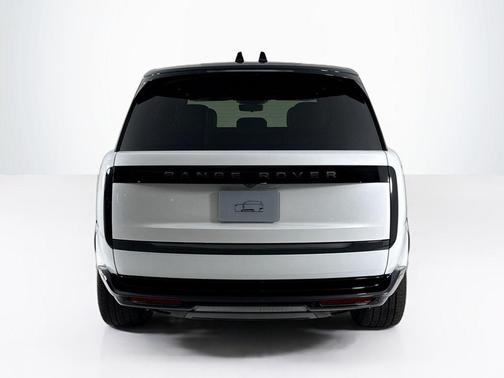 2026 Land Rover Range Rover P550e SE