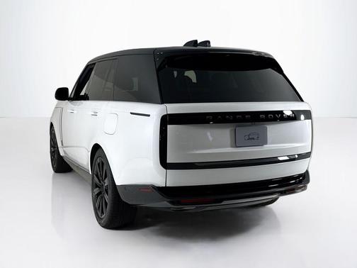 2026 Land Rover Range Rover P550e SE