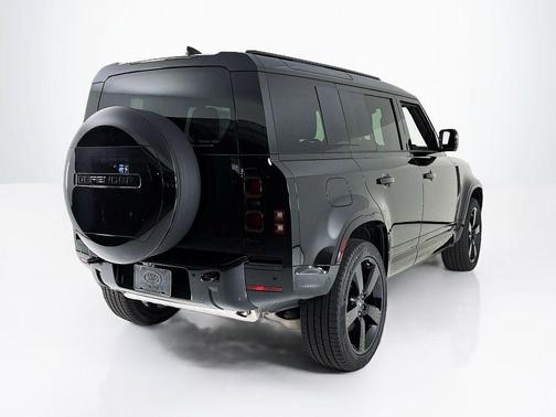 2025 Land Rover Defender P400 X-Dynamic SE