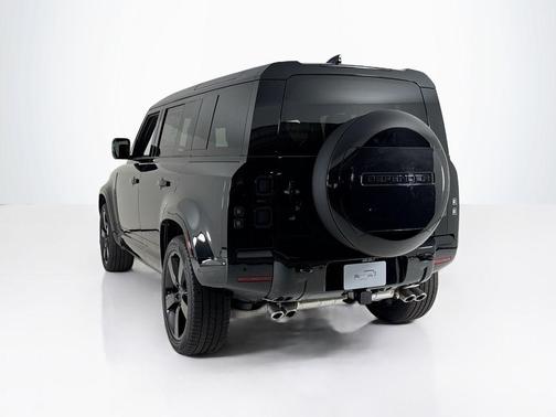 2026 Land Rover Defender P500 X-Dynamic SE