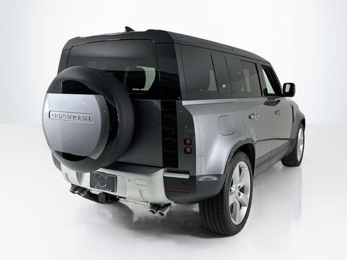 2024 Land Rover Defender P500 SE