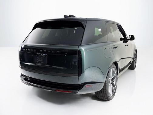 2025 Land Rover Range Rover P550e SE