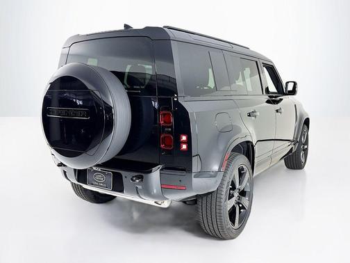 2025 Land Rover Defender P400 X-Dynamic SE