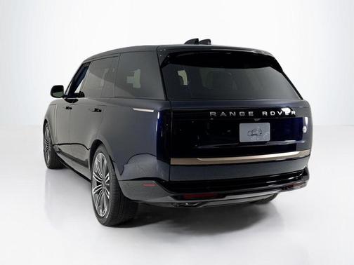 2026 Land Rover Range Rover P615 SV