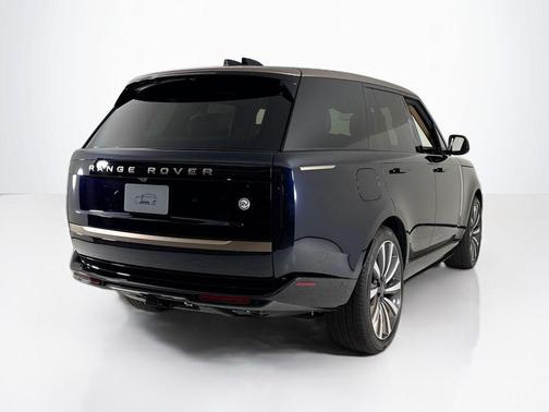 2026 Land Rover Range Rover P615 SV