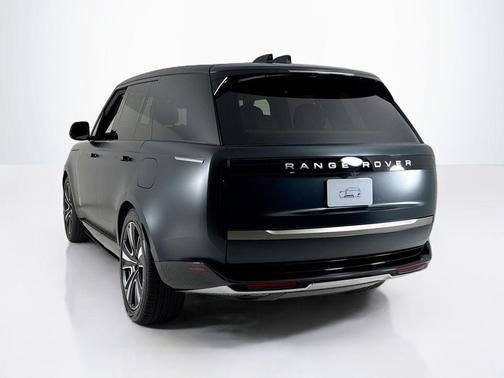 2026 Land Rover Range Rover P550e SE