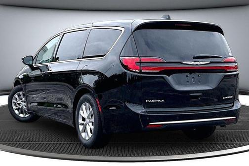 Diamond Black Crystal Pearlcoat 2026 Chrysler Pacifica Limited