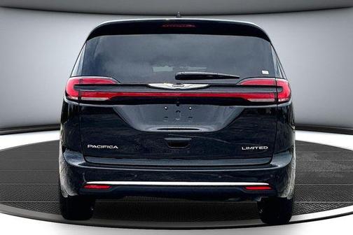 Diamond Black Crystal Pearlcoat 2026 Chrysler Pacifica Limited