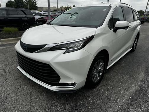 2021 Toyota Sienna XLE 8 Passenger
