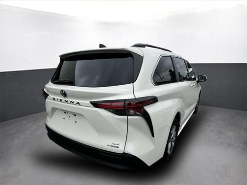 2021 Toyota Sienna XLE 8 Passenger