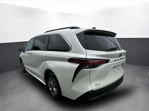 2021 Toyota Sienna XLE 8 Passenger