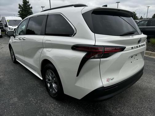 2021 Toyota Sienna XLE 8 Passenger