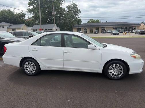 White 2004 Toyota Camry LE