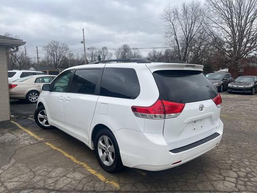 2011 Toyota Sienna LE