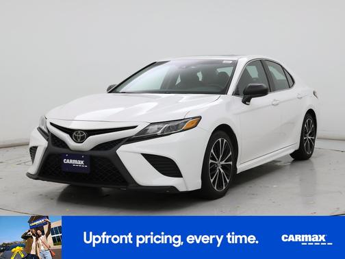 White 2018 Toyota Camry SE