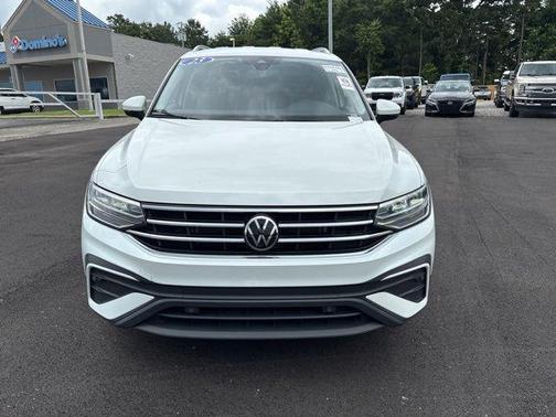 Opal White Pearl Effect 2023 Volkswagen Tiguan 2.0T SE