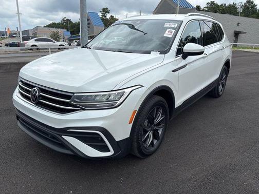 Opal White Pearl Effect 2023 Volkswagen Tiguan 2.0T SE