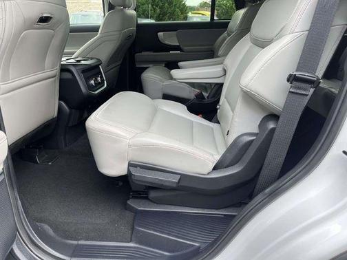 Oxford White 2025 Ford Expedition Active