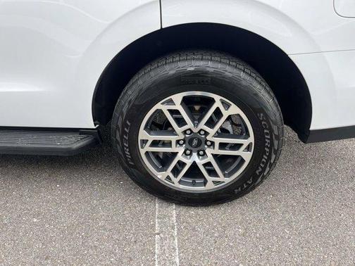 Oxford White 2025 Ford Expedition Active
