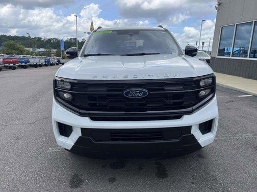 Oxford White 2025 Ford Expedition Active