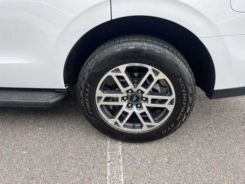 Oxford White 2025 Ford Expedition Active