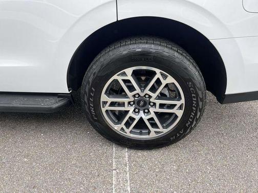 Oxford White 2025 Ford Expedition Active
