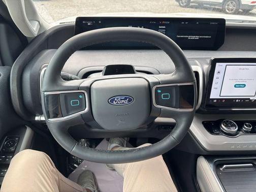 Oxford White 2025 Ford Expedition Active