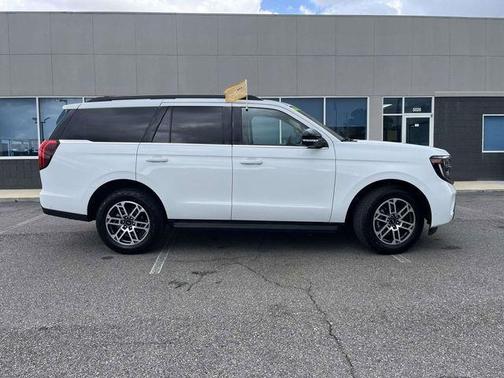 Oxford White 2025 Ford Expedition Active