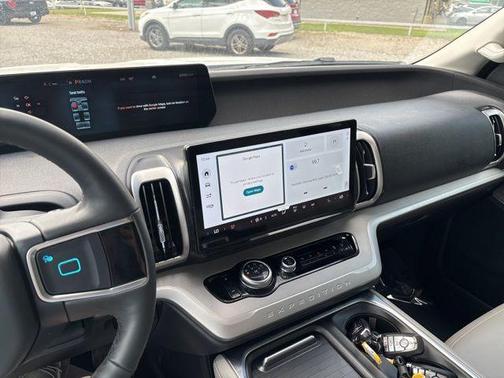 Oxford White 2025 Ford Expedition Active