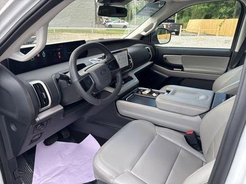 Oxford White 2025 Ford Expedition Active