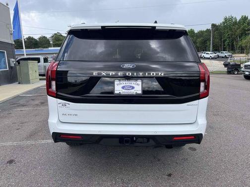 Oxford White 2025 Ford Expedition Active