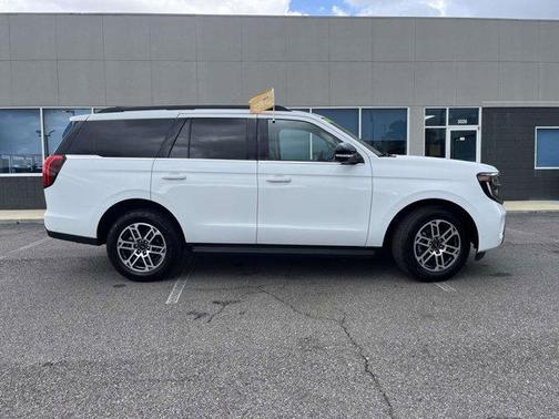 Oxford White 2025 Ford Expedition Active