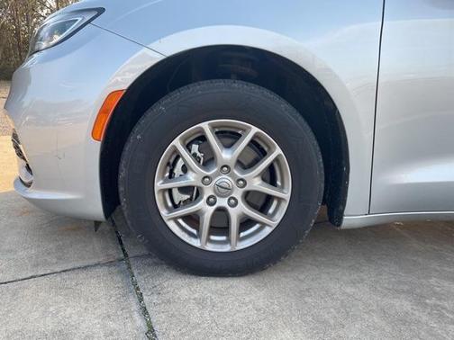 2024 Chrysler Pacifica Touring-L