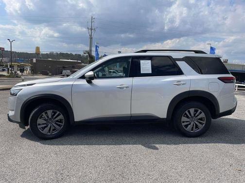 2025 Nissan Pathfinder SV