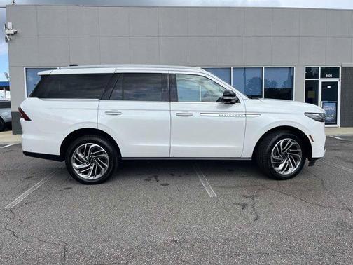 Pristine White 2025 Lincoln Navigator Reserve