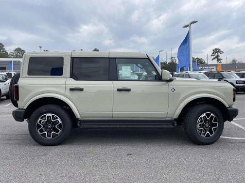 Desert Sand 2026 Ford Bronco Outer Banks