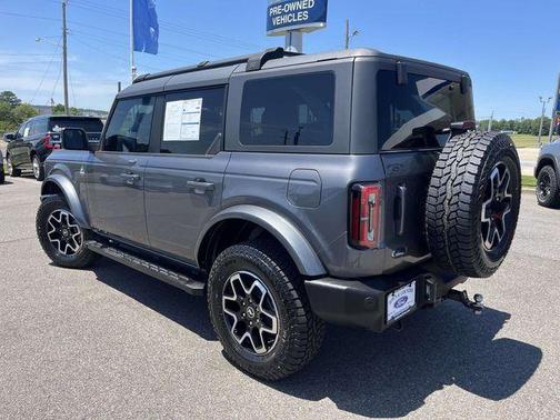 Carbonized Gray Metallic 2023 Ford Bronco Outer Banks