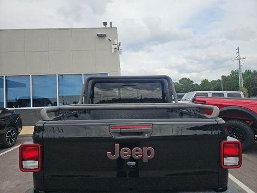 Black Clearcoat 2022 Jeep Gladiator Mojave