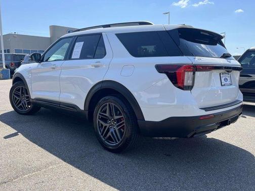 White Metallic 2025 Ford Explorer ST-Line