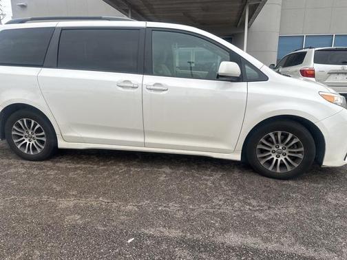2019 Toyota Sienna XLE