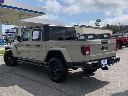 2022 Jeep Gladiator Sport