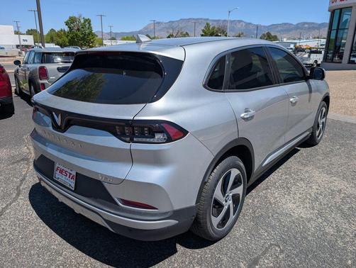 2025 VinFast VF 8 Eco