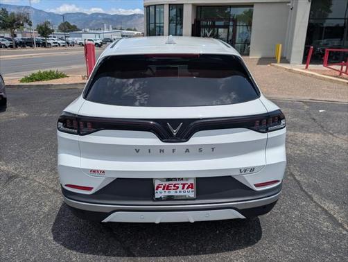 2025 VinFast VF 8 Eco