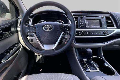 Blizzard Pearl 2019 Toyota Highlander LE