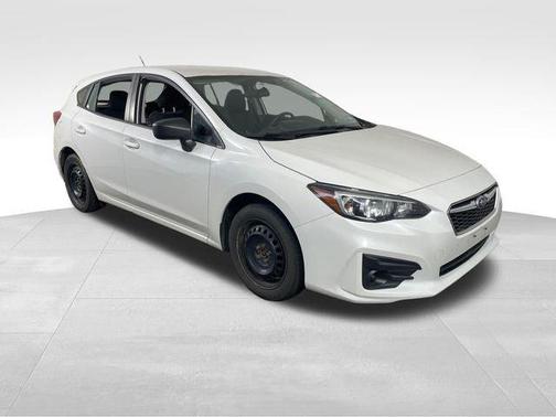 Crystal White Pearl 2019 Subaru Impreza 2.0i